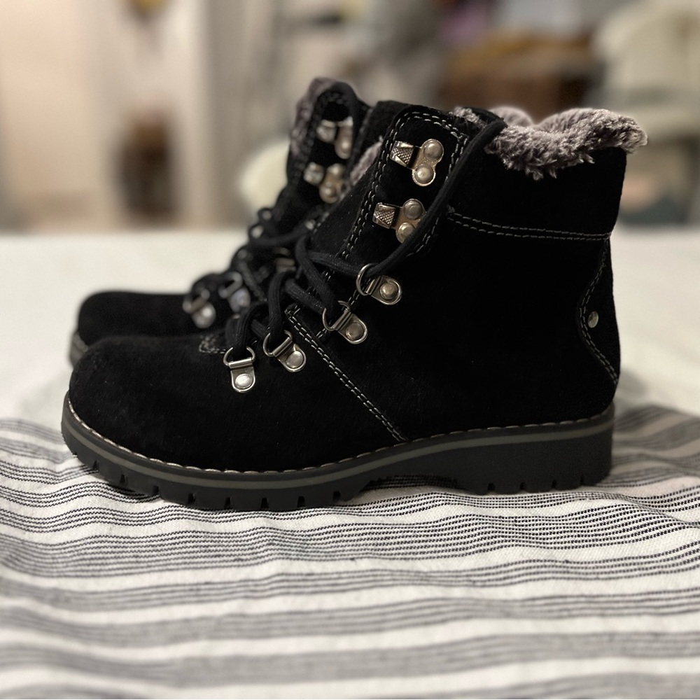 Roxy Sadie boots.